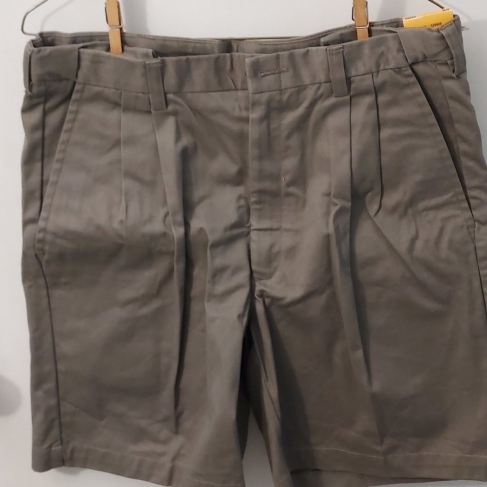 Haggar Pleated Shorts, 32 waist, NWT